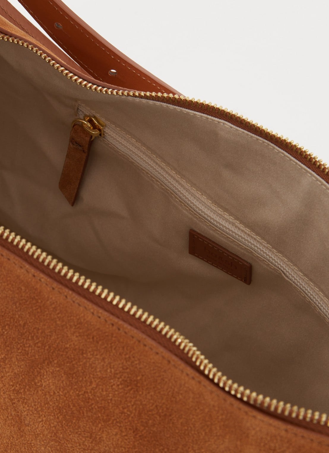 ba&sh Schoudertas XL van suède met franjes - detail cognac