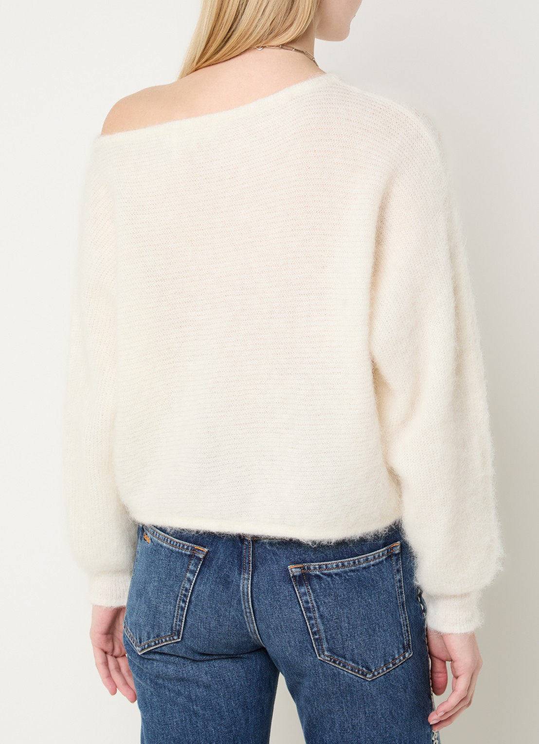 ba&sh Suela grofgebreide pullover in alpaca wolblend met asymmetrische hals - achterkant 2 gebroken wit