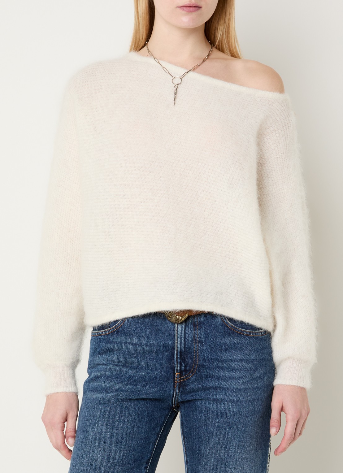 ba&sh Suela grofgebreide pullover in alpaca wolblend met asymmetrische hals - detail gebroken wit