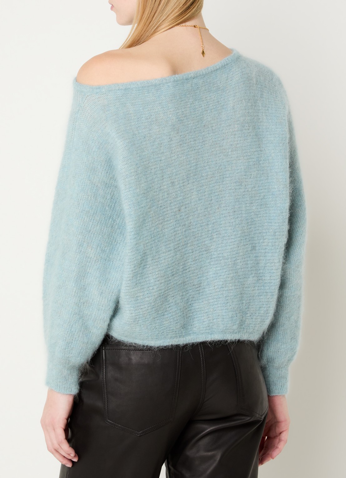 ba&sh Suela grofgebreide pullover in alpaca wolblend met asymmetrische hals - achterkant 4 lichtblauw