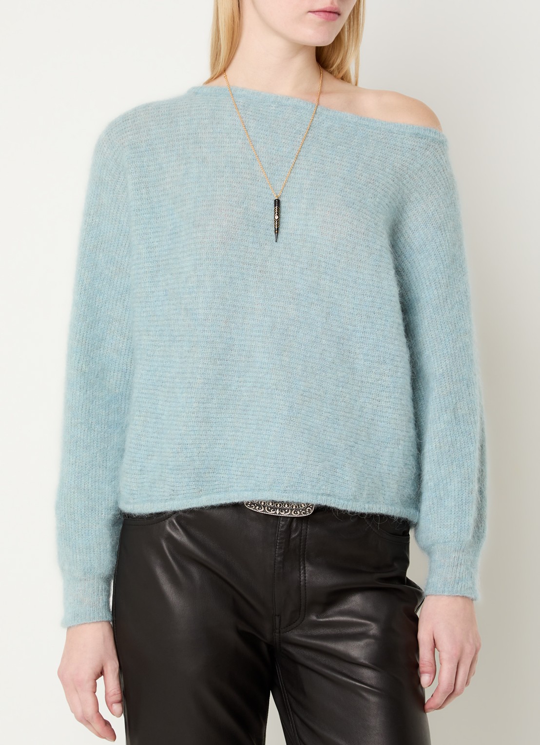 ba&sh Suela grofgebreide pullover in alpaca wolblend met asymmetrische hals - detail 3 lichtblauw