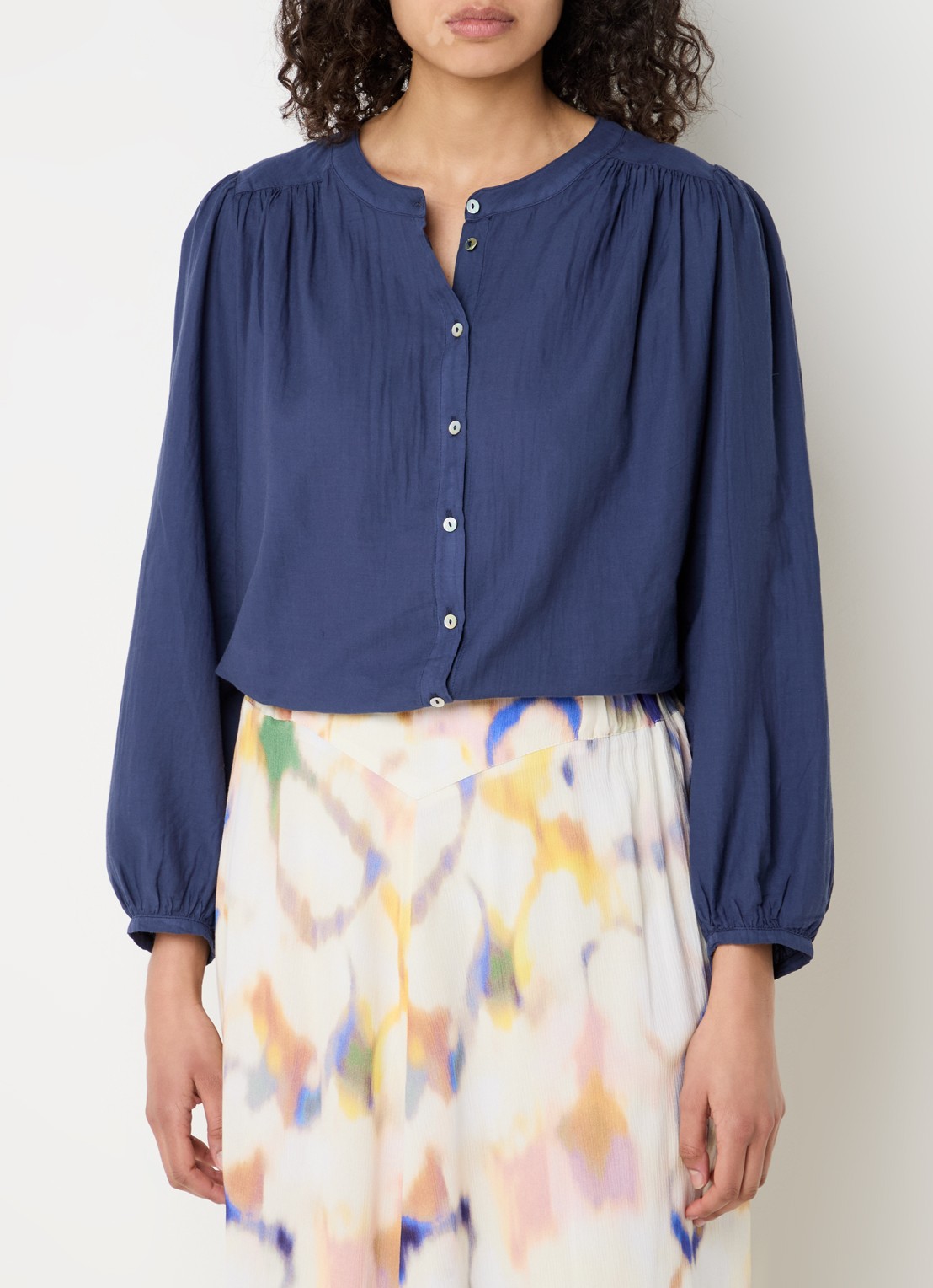 ba&sh Tia blouse met pofmouw - detail donkerblauw
