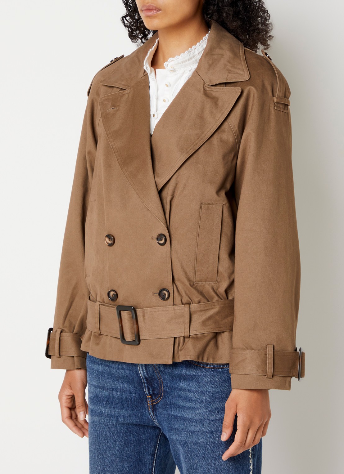ba&sh Winnie trenchcoat met strikceintuur en steekzakken - detail 4 camel