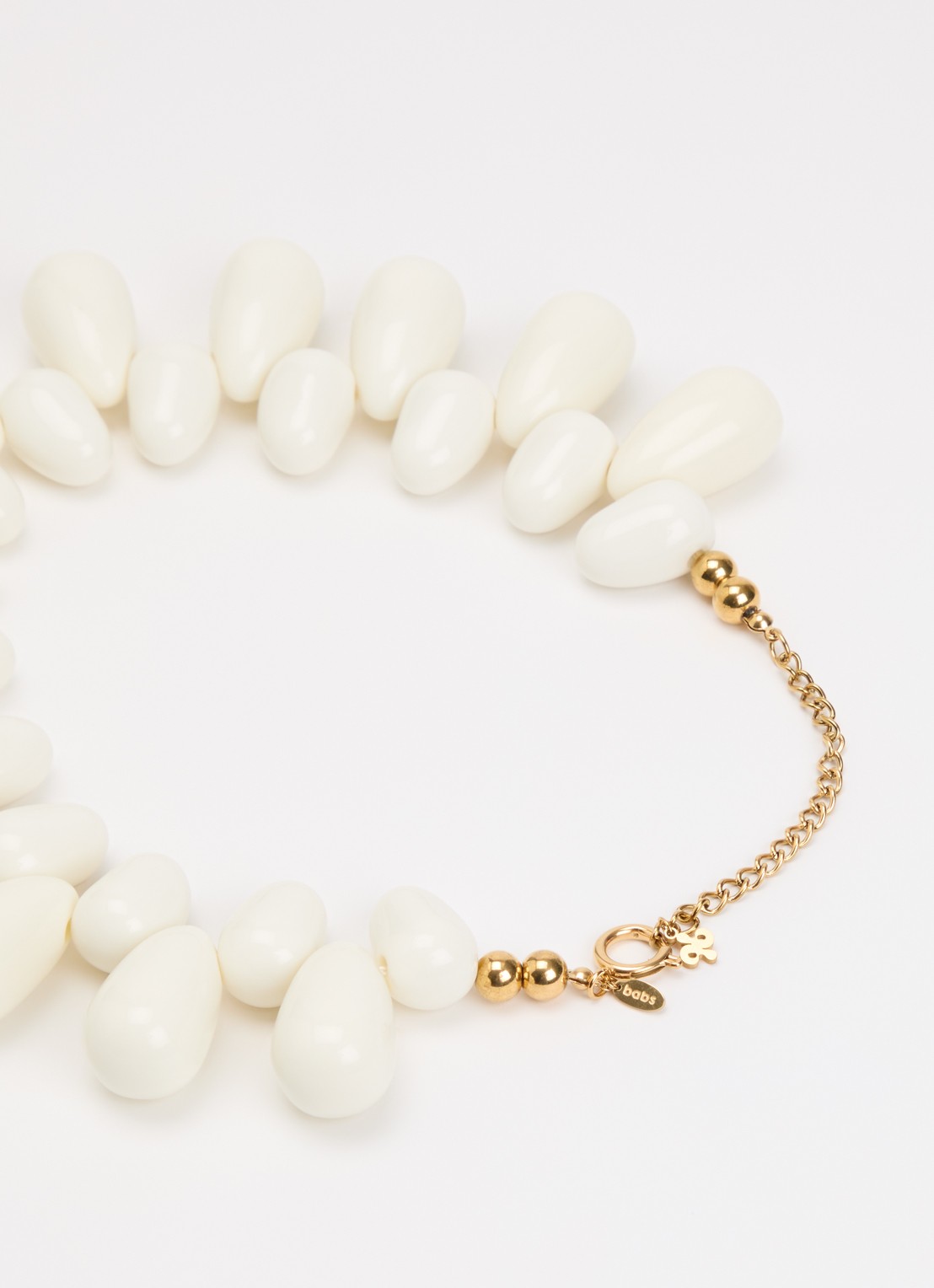 Babs The Label Shoreline ketting verguld - detail 4 wit