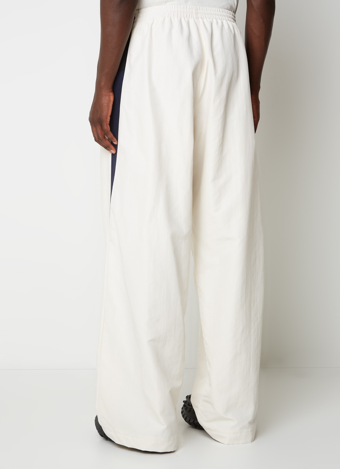 Balenciaga 3B Sports Icon mid waist loose fit trackpants met logo - achterkant 6 gebroken wit