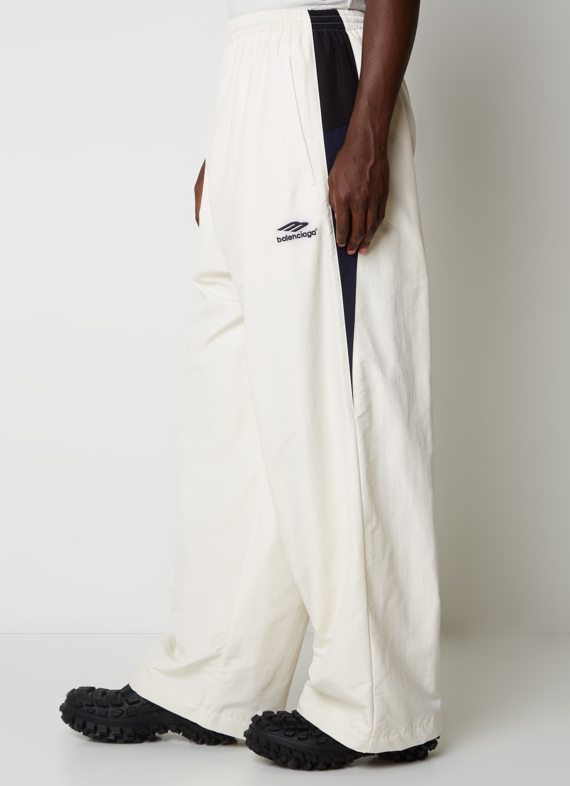 Balenciaga 3B Sports Icon mid waist loose fit trackpants met logo - detail 4 gebroken wit