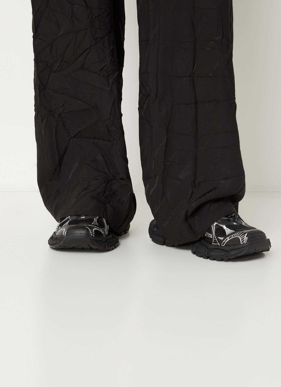 Balenciaga 3XL sneaker met mesh details  - voorkant 7 zwart
