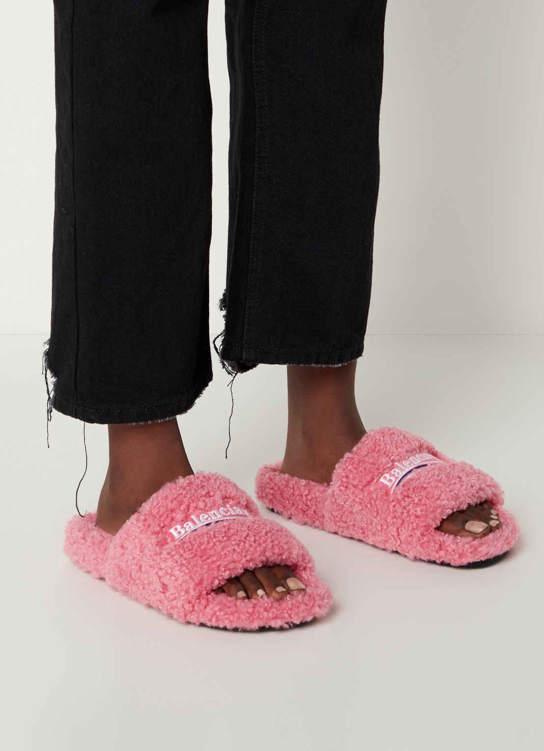 Balenciaga Furry slipper van teddy met logo - voorkant 2 roze