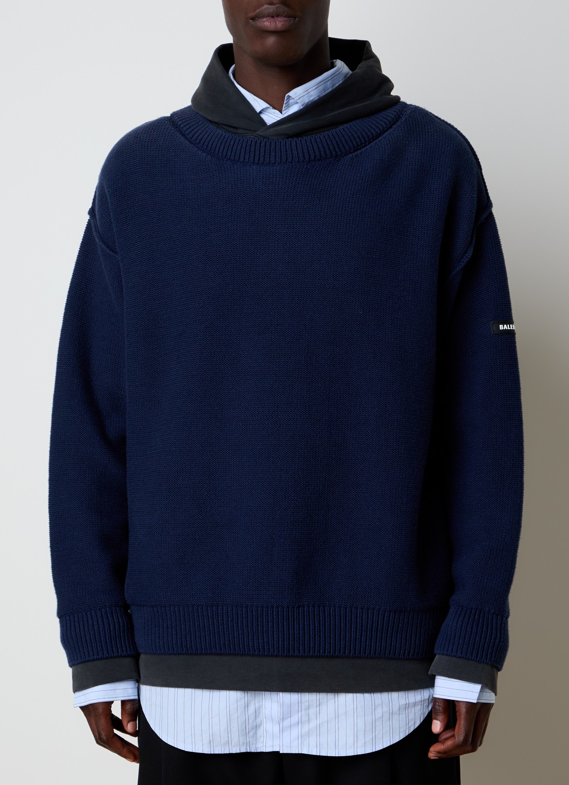 Balenciaga Grofgebreide trui met capuchon - detail donkerblauw