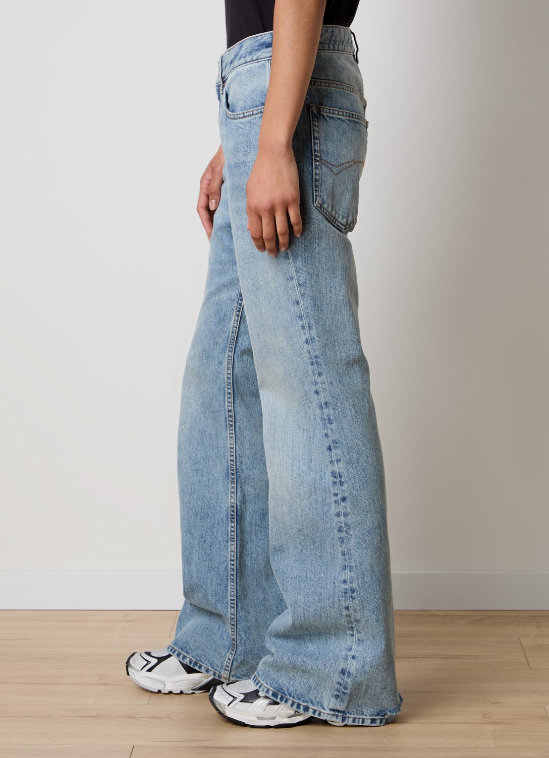 Balenciaga High waist flared jeans met lichte wassing - detail 5 indigo