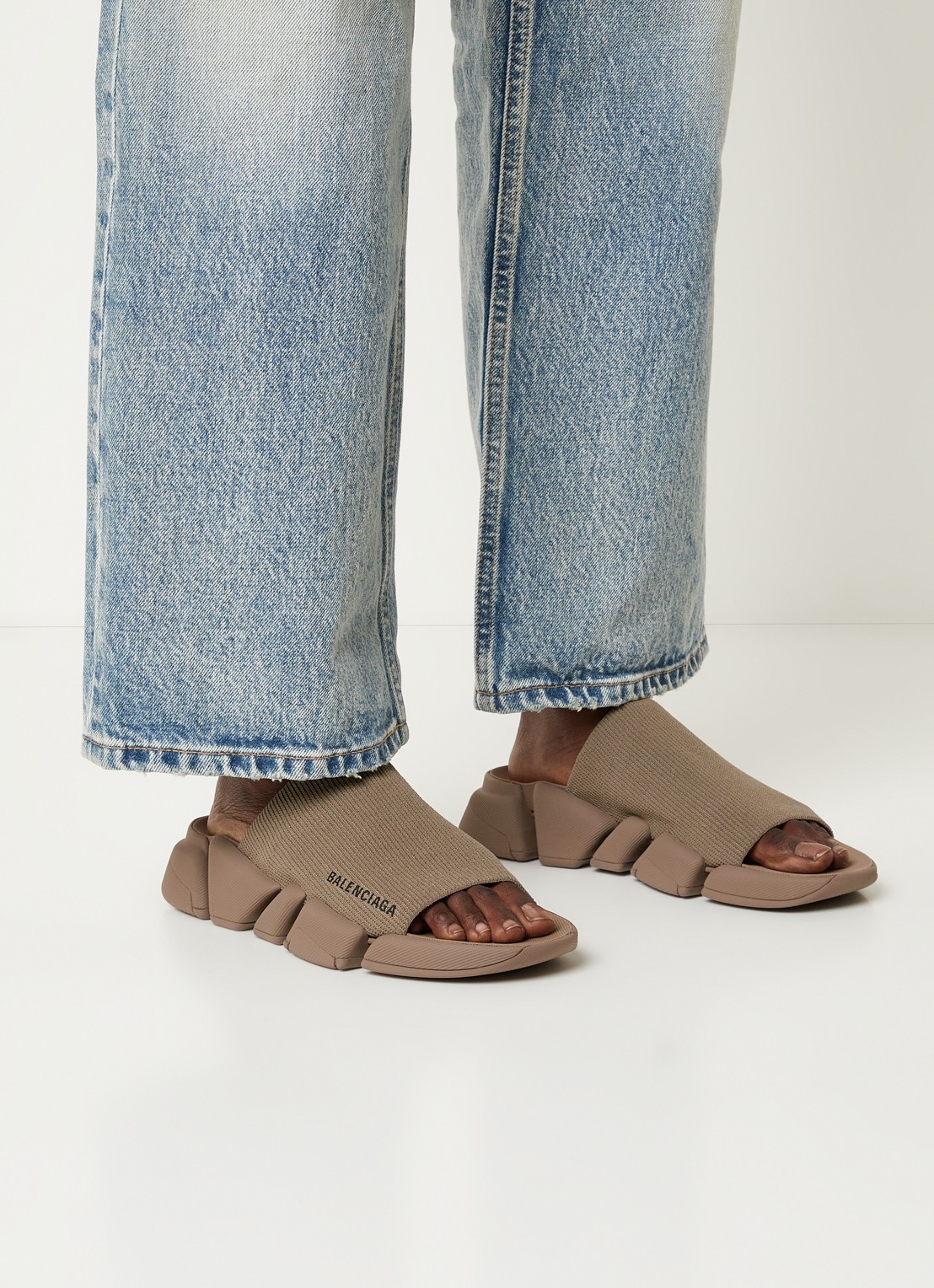 Balenciaga Speed 2.0 slipper met gebreid bovenwerk - voorkant 2 khaki