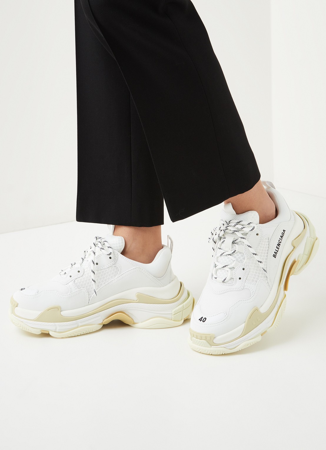 Balenciaga Triple S sneaker met mesh details - voorkant 2 wit
