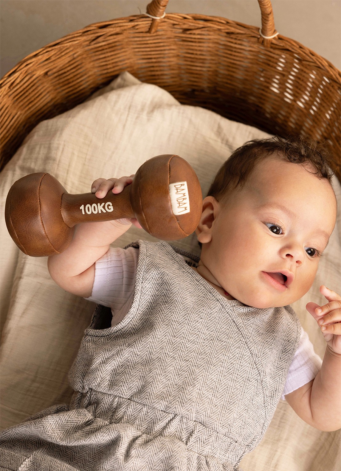 BamBam Vintage Dumbell babyspeeltje 16 cm - voorkant 2 bruin