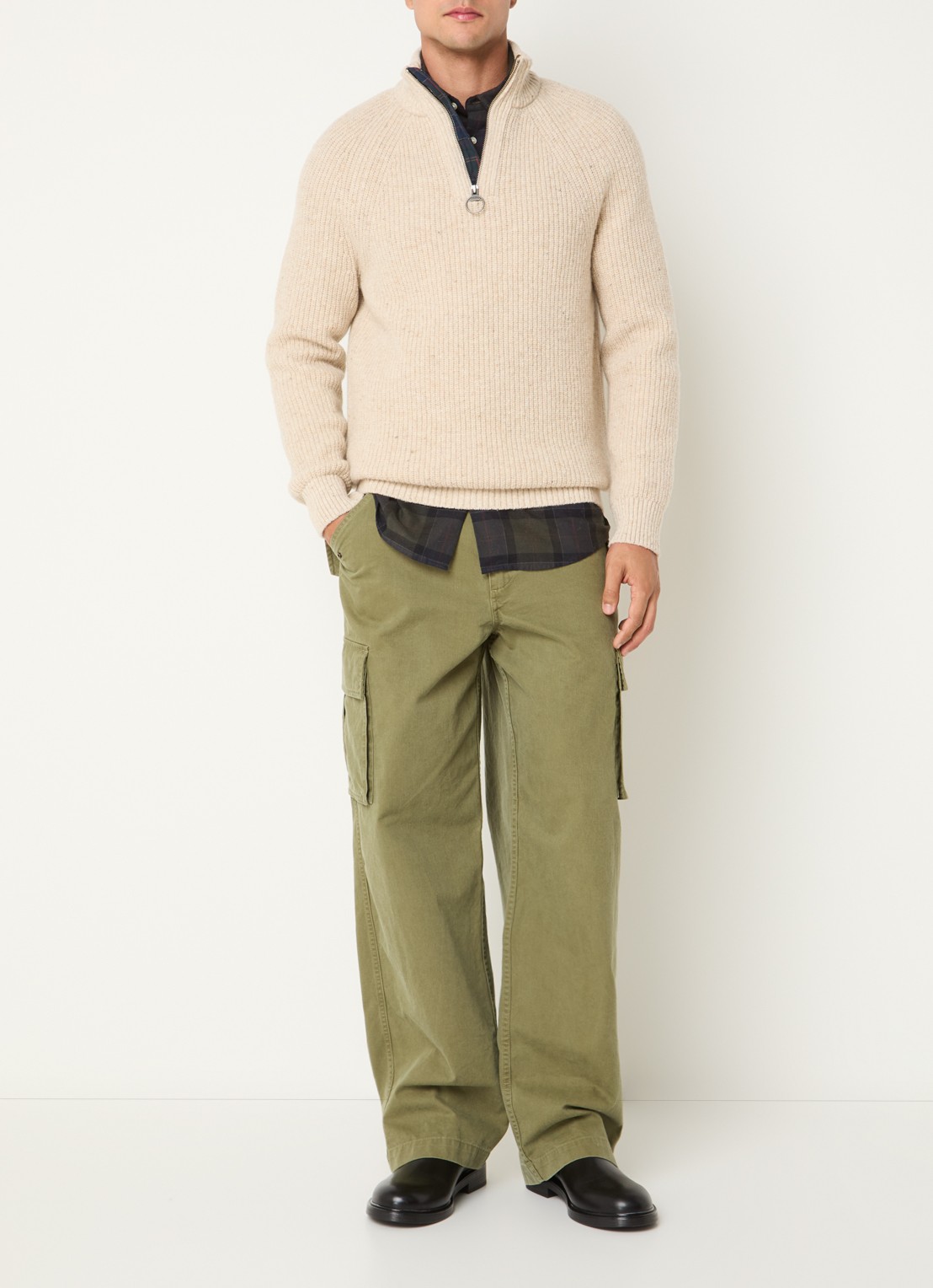 Barbour Essentials grofgebreide trui in wolblend - voorkant 2 beige