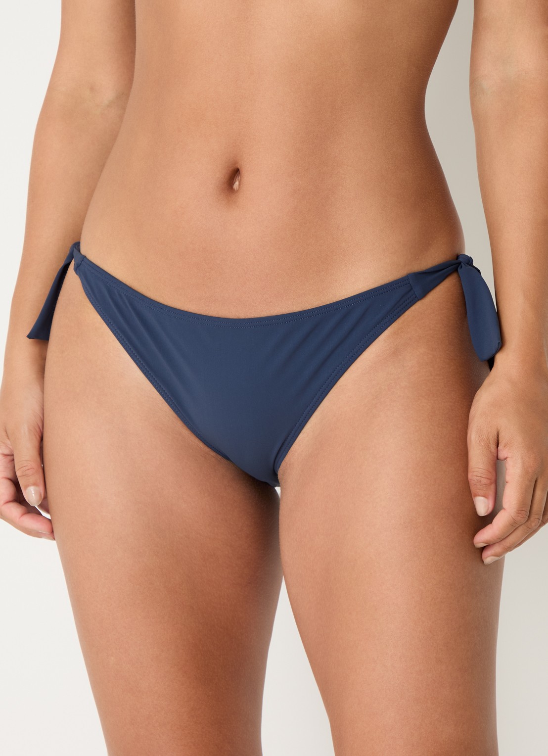 Barts Solid Cheeky Bum bikinislip met geknoopt detail - voorkant 4 donkerblauw