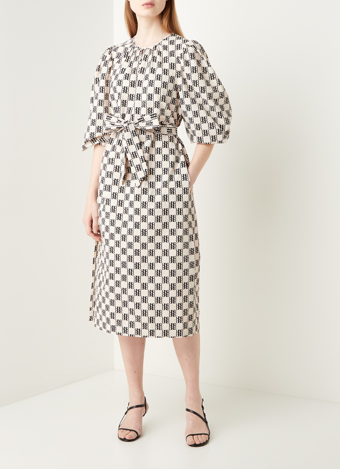 Baum und Pferdgarten Amadorah midi jurk met logoprint en pofmouw - voorkant 2 beige