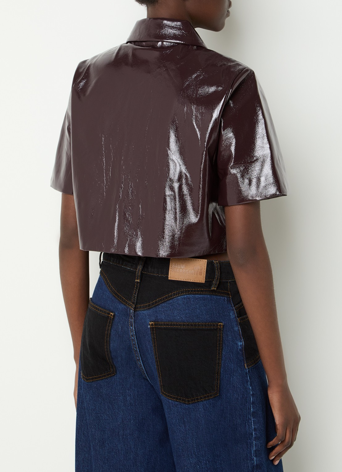 Baum und Pferdgarten Beth cropped blouse van imitatieleer met lakfinish - achterkant 4 bordeauxrood