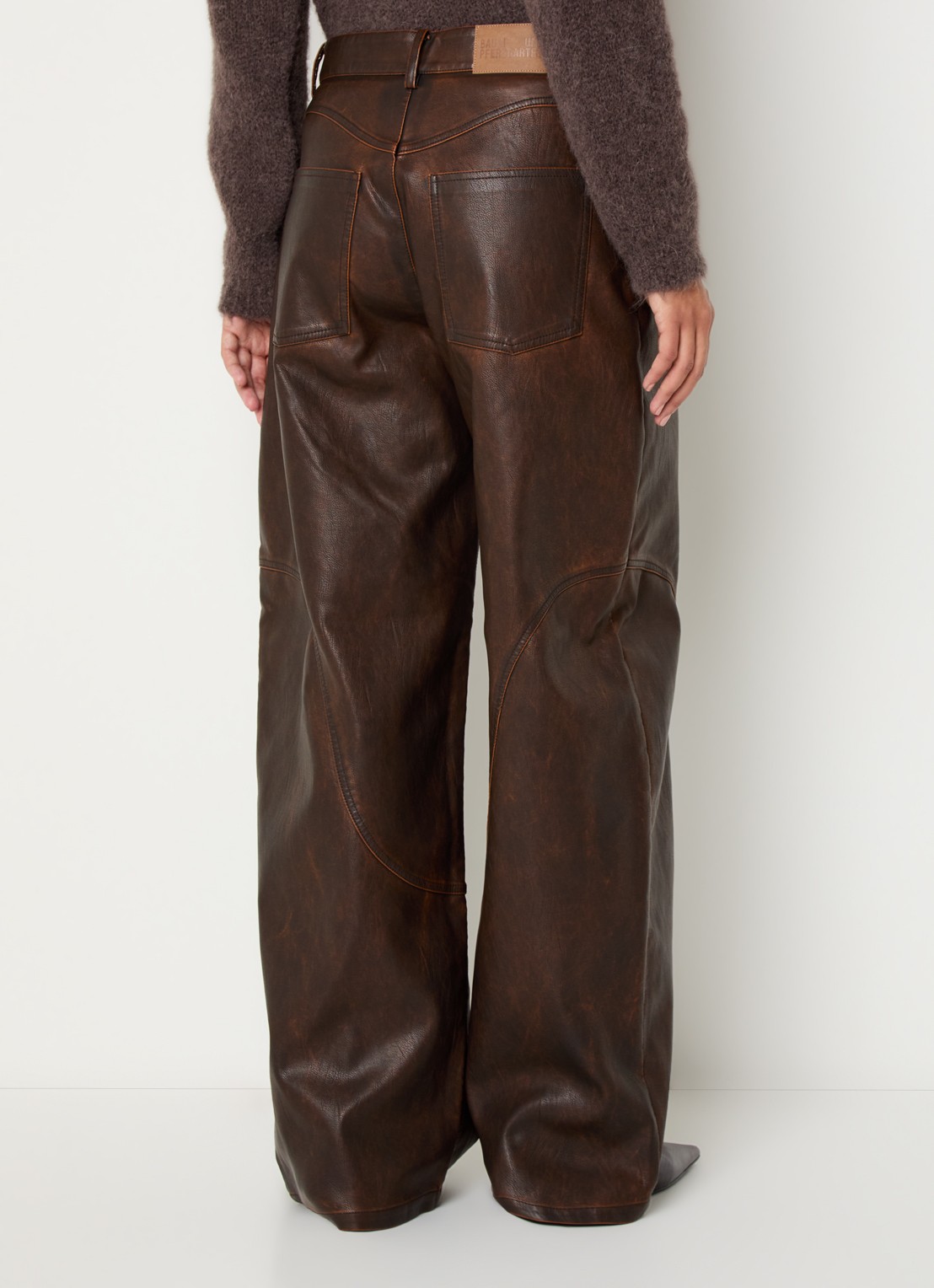 Baum und Pferdgarten Napolen high waist wide fit broek van imitatieleer met steekzakken - achterkant 5 bruin