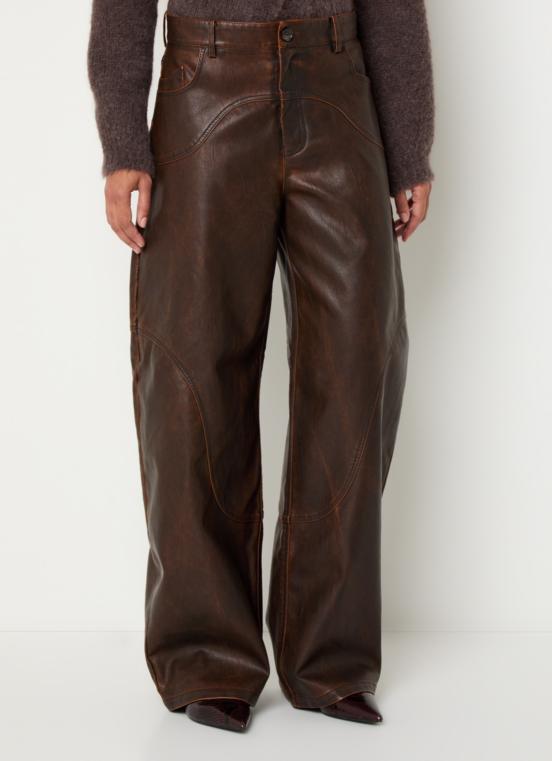 Baum und Pferdgarten Napolen high waist wide fit broek van imitatieleer met steekzakken - detail 3 bruin