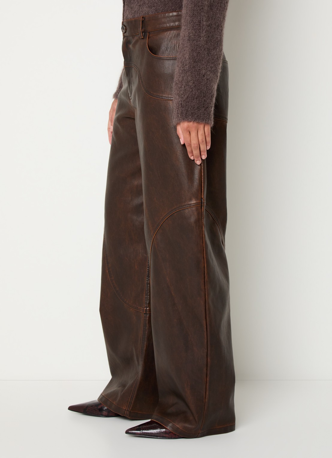 Baum und Pferdgarten Napolen high waist wide fit broek van imitatieleer met steekzakken - detail 4 bruin