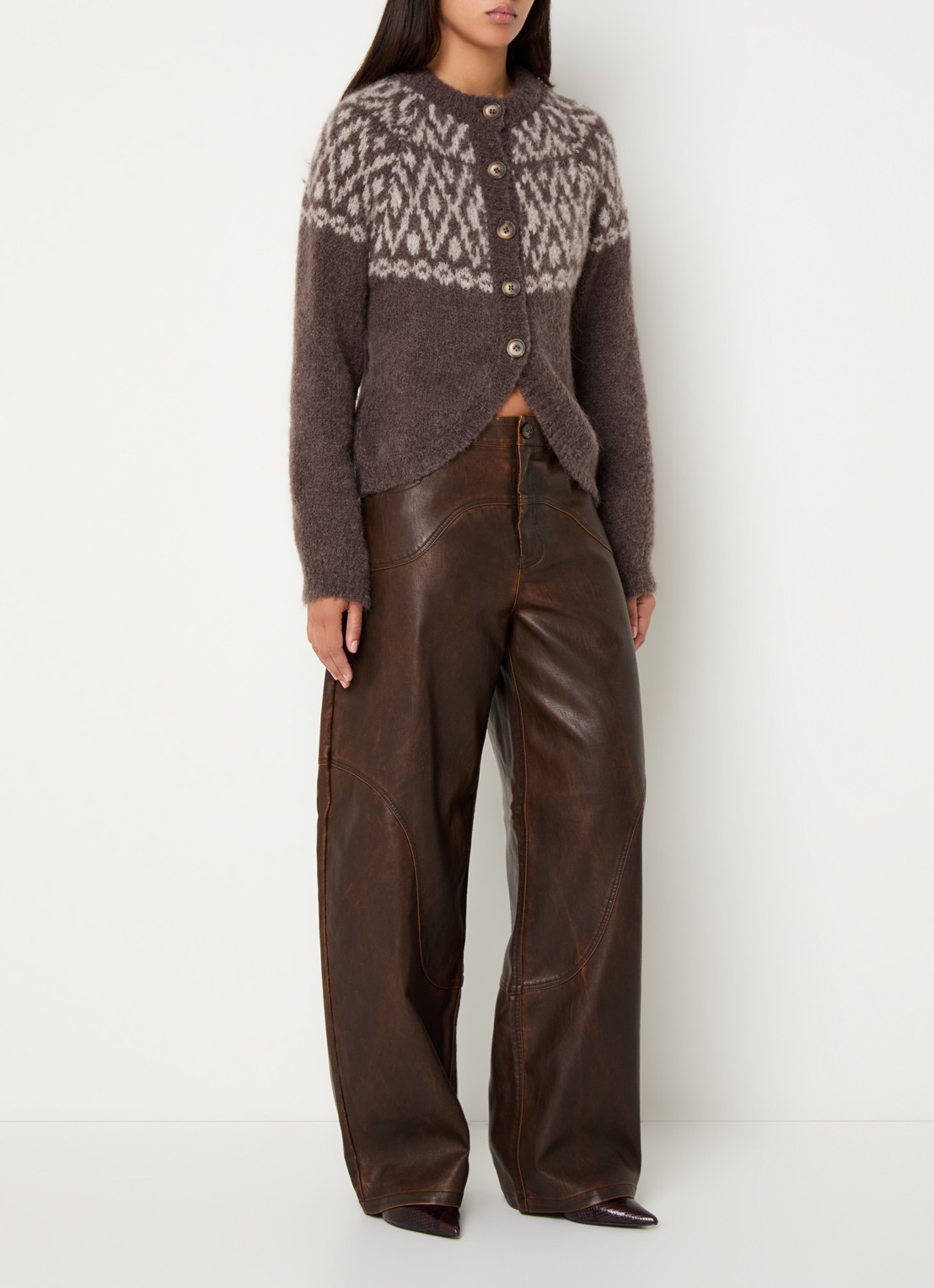 Baum und Pferdgarten Napolen high waist wide fit broek van imitatieleer met steekzakken - voorkant 2 bruin