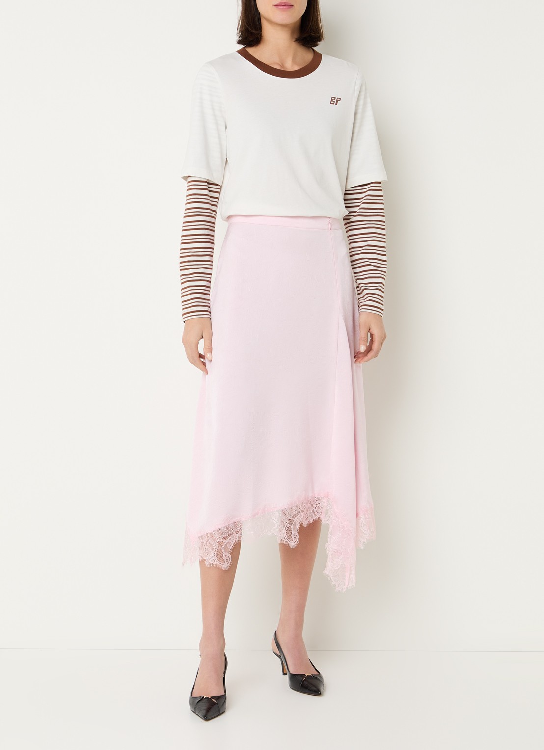 Baum und Pferdgarten Sophie midi rok van satijn met asymmetrische zoom en details van kant - voorkant 3 lichtroze