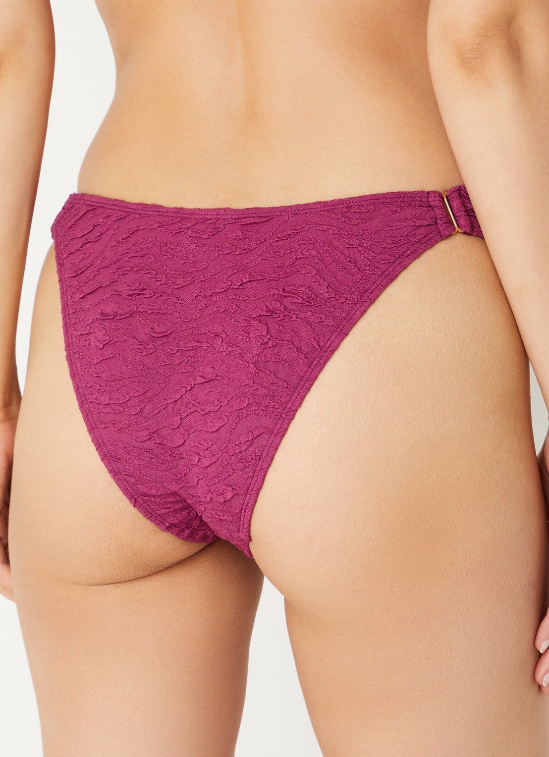 Beachlife Bikinislip met structuur - achterkant 5 paars