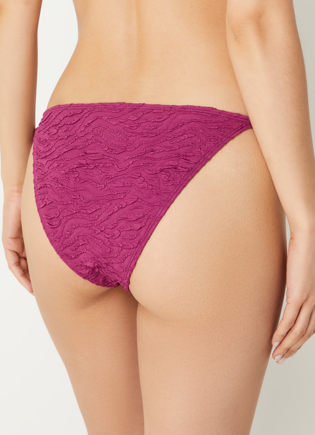 Beachlife Bright Plum bikinislip met structuur - achterkant paars