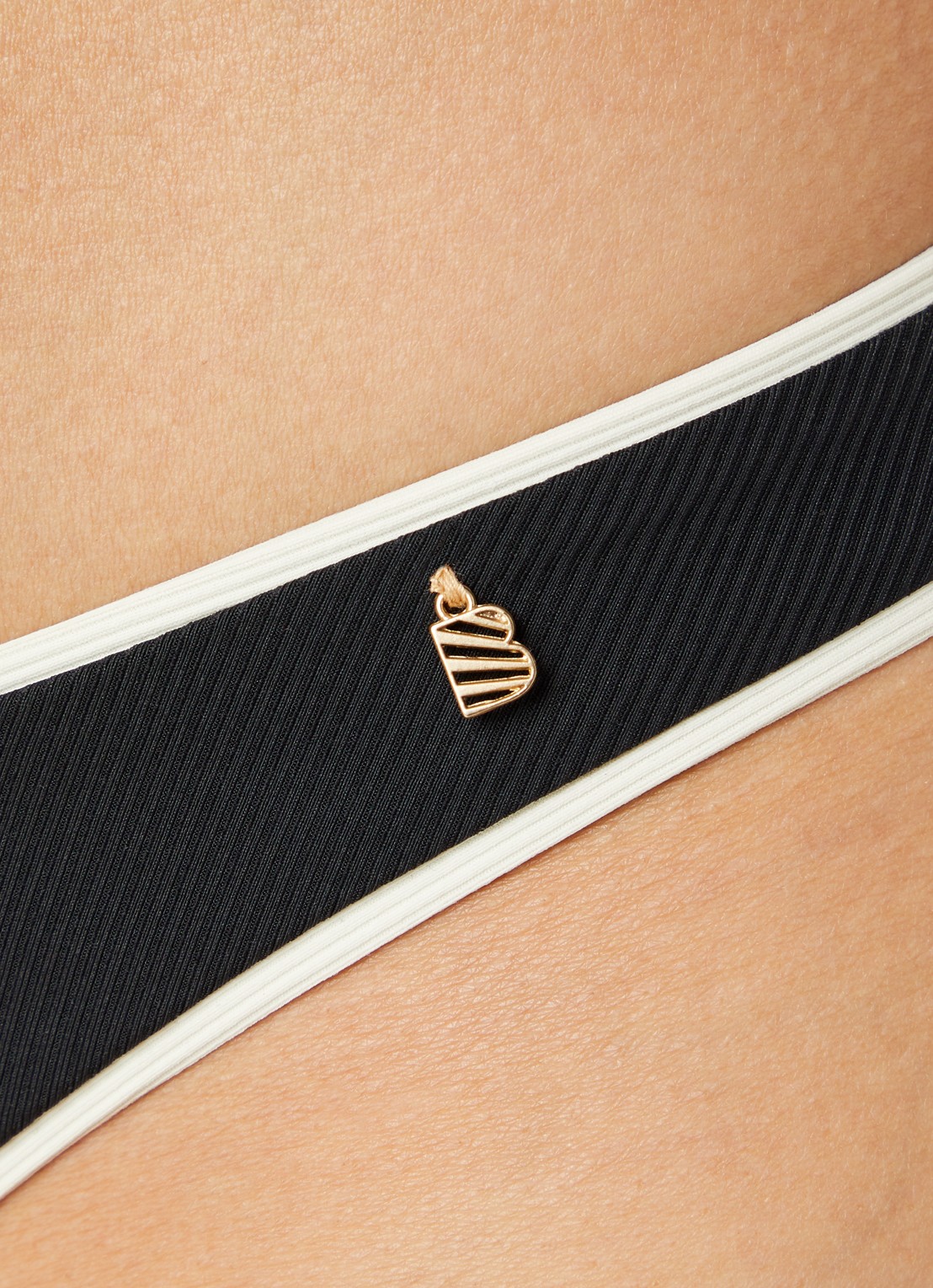 Beachlife High waisted brazilian bikinislip met ribstructuur - detail 4 zwart