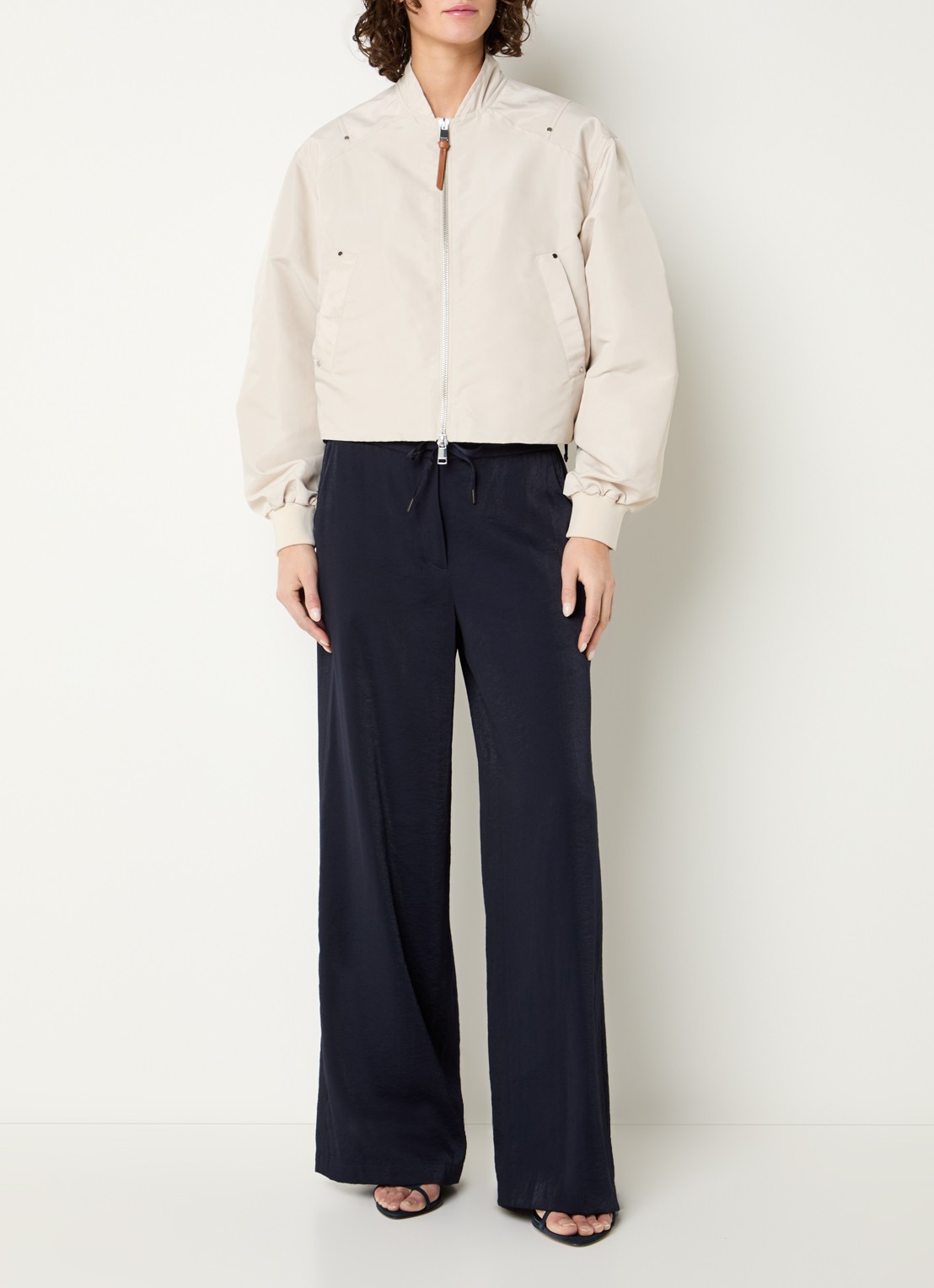 Beaumont Danique bomberjack met steekzakken en glanzende finish - voorkant 3 beige
