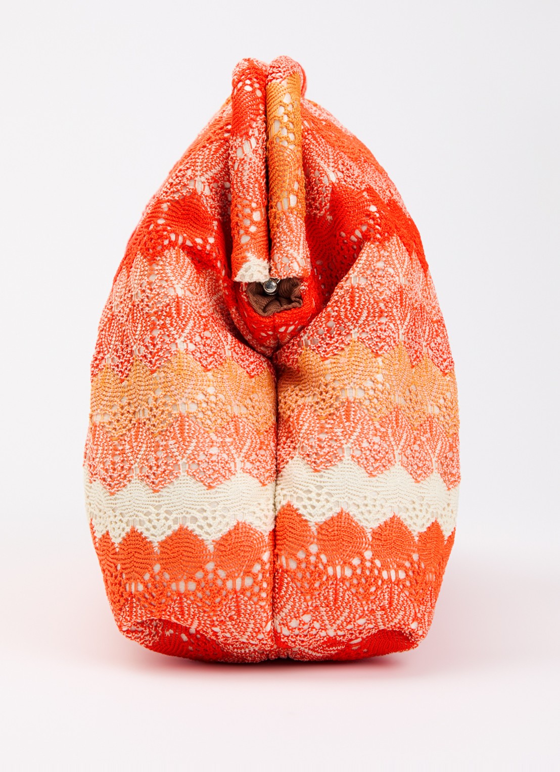 Becksöndergaard Pala Bonita clutch met streepprint - detail 2 oranjerood