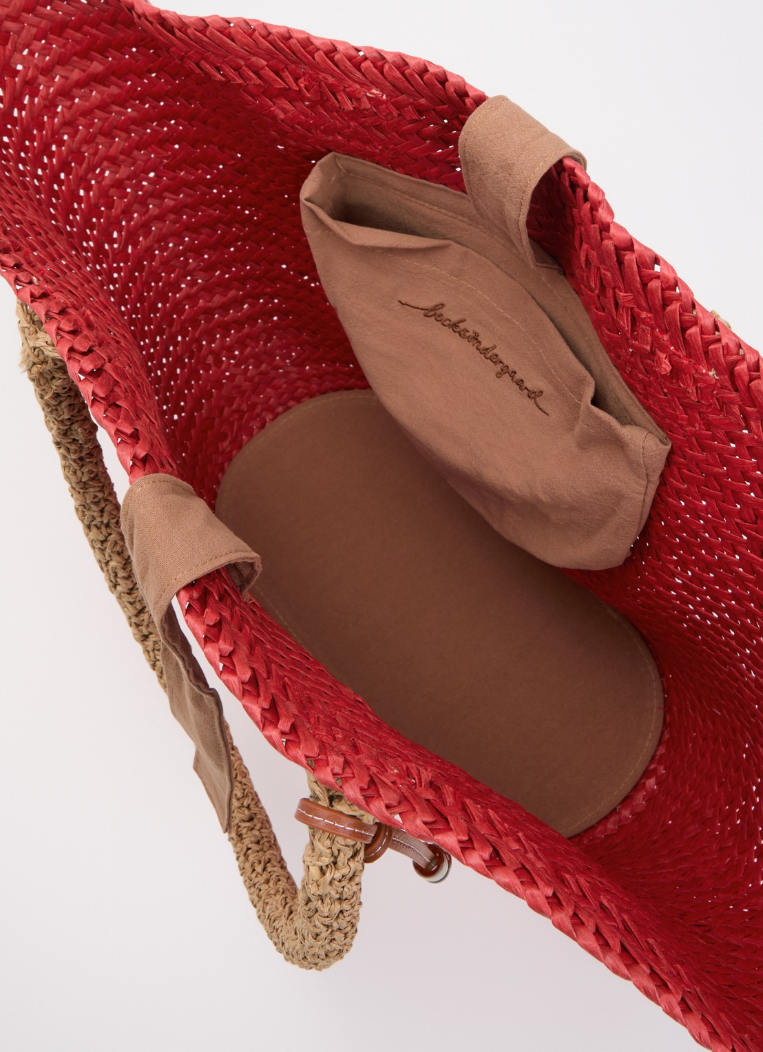 Becksöndergaard Strawie Reese strandtas van raffia - detail koraalrood