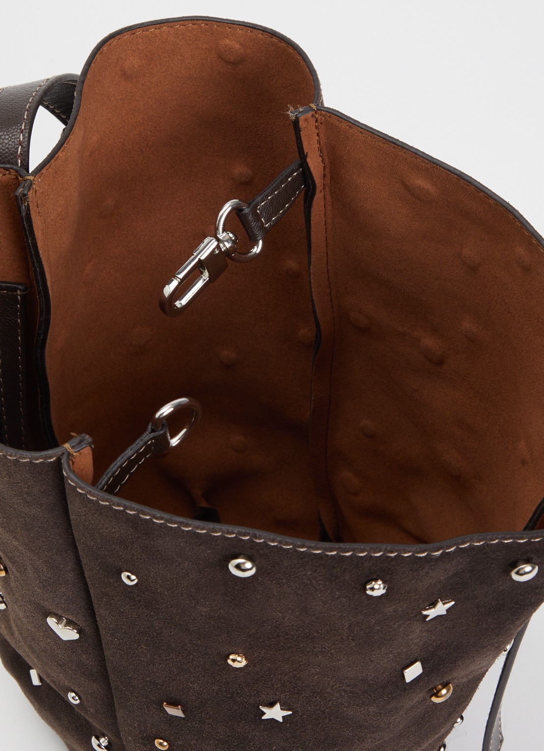 Becksöndergaard Studra Tuli schoudertas van suède met studs - detail 3 donkerbruin