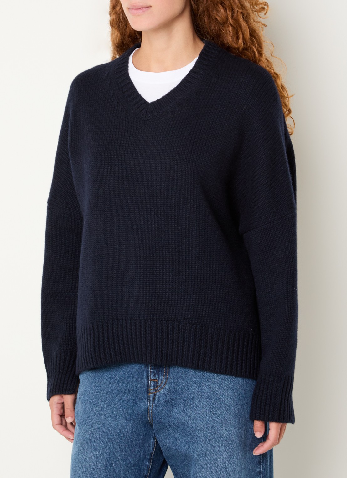 Bellerose Amevy fijngebreide trui in wolblend met V-hals - detail donkerblauw