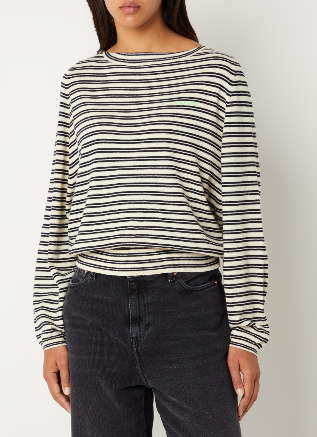 Bellerose Gerhi fijngebreide sweater in wolblend met streepprint - detail gebroken wit