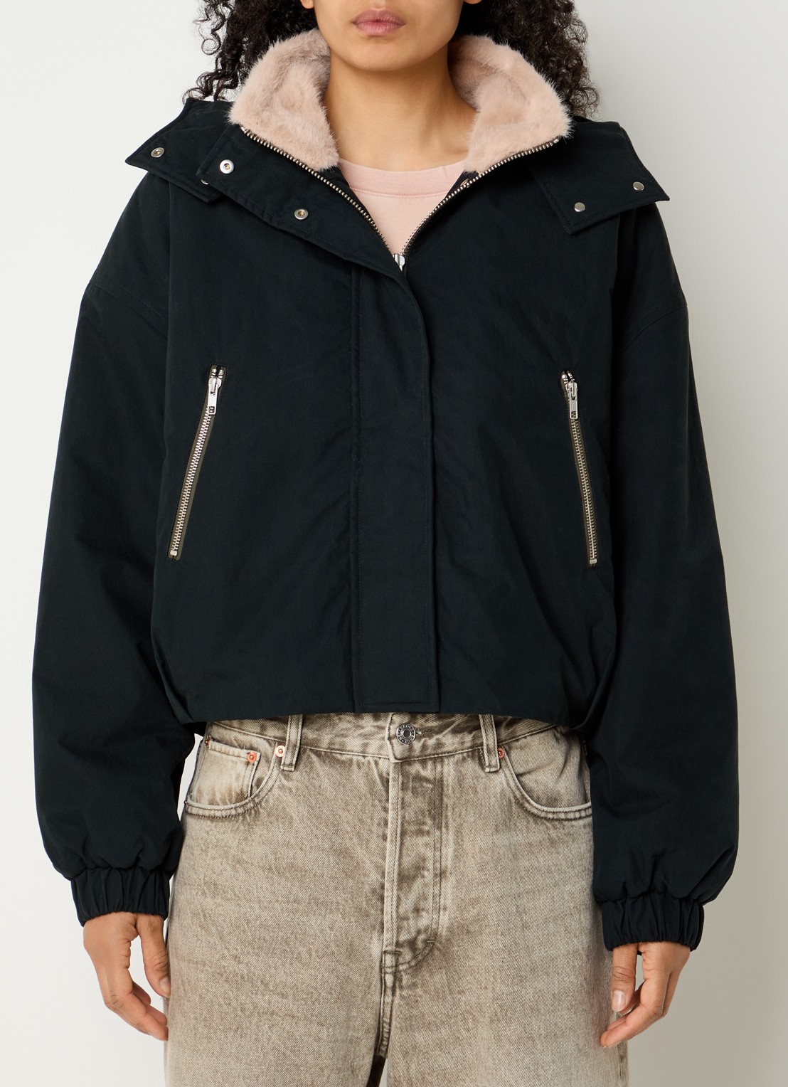 Bellerose Herna cropped jack met capuchon en ritszakken - detail 3 zwart