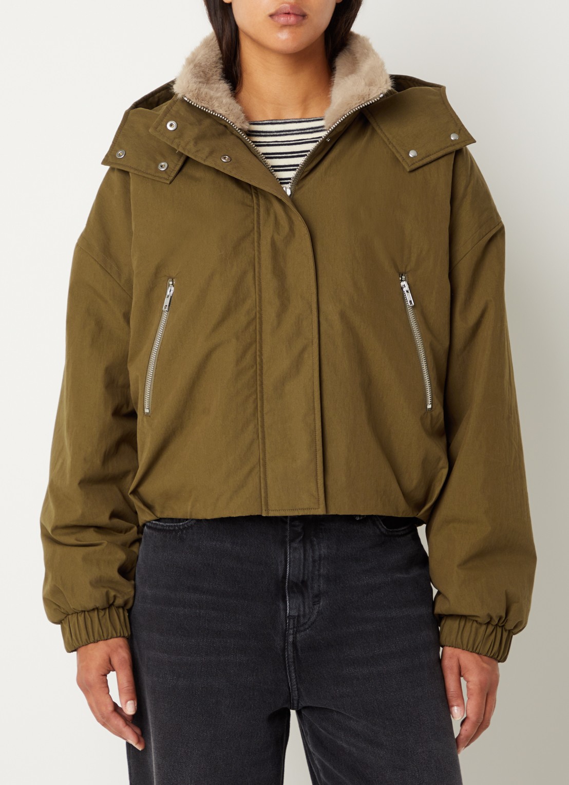 Bellerose Herna cropped jack met capuchon en ritszakken - detail 3 legergroen