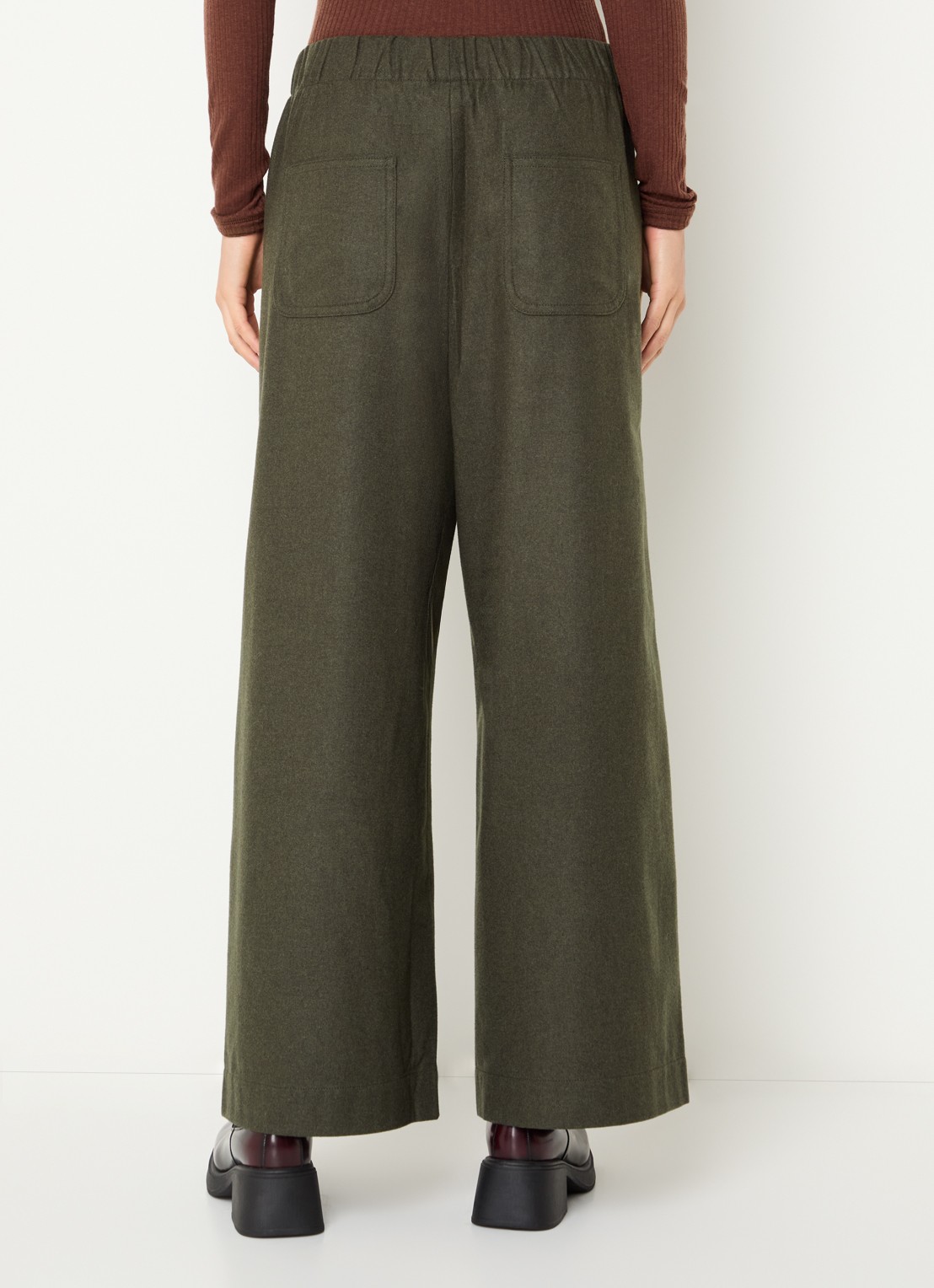 Bellerose Joline mid waist straight fit broek in wolblend - achterkant 2 olijfgroen