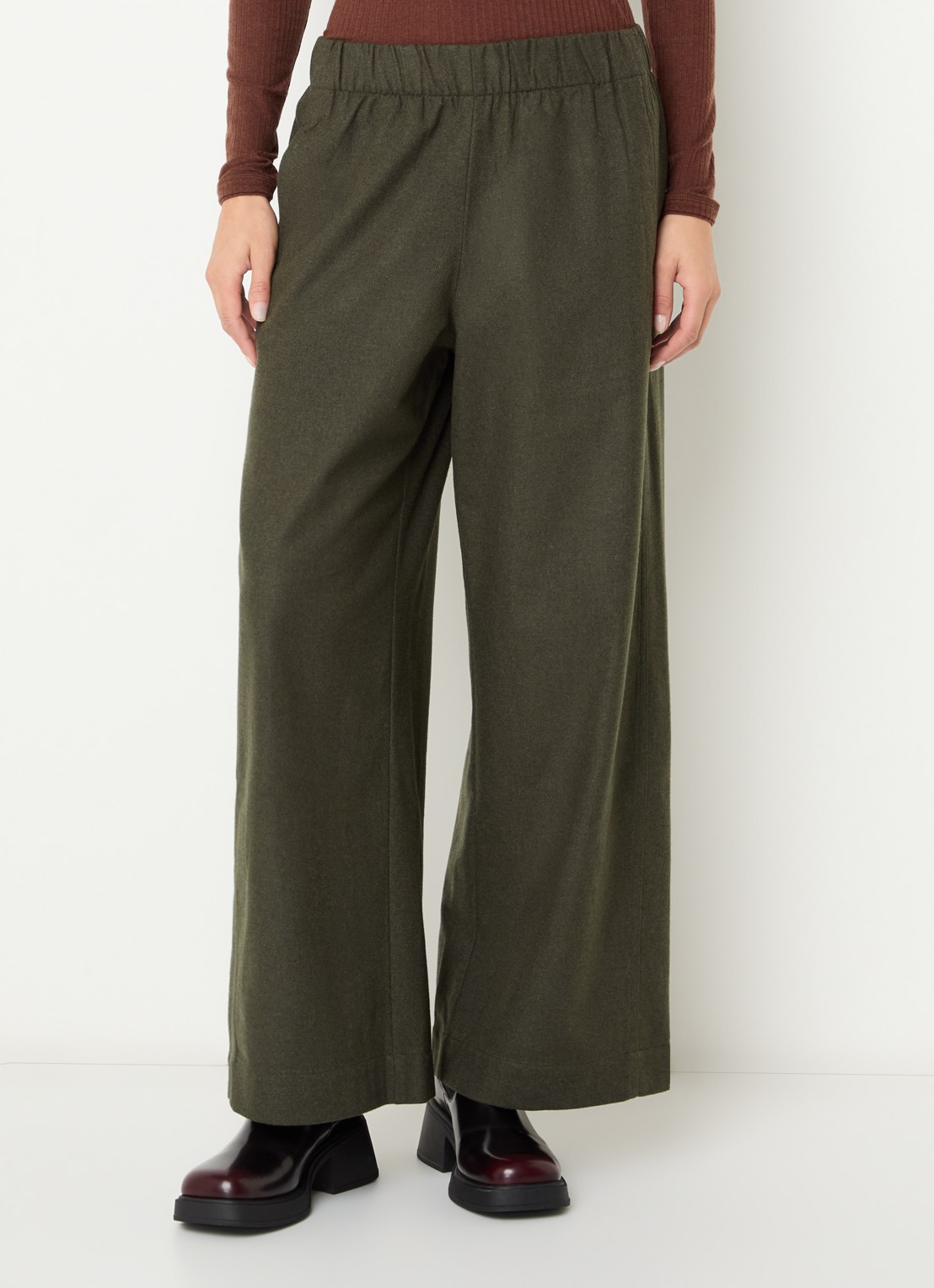 Bellerose Joline mid waist straight fit broek in wolblend - detail olijfgroen