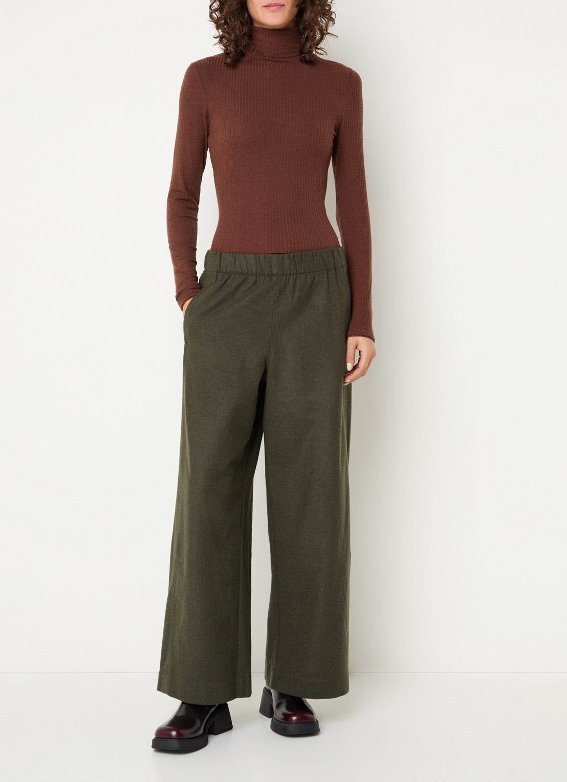 Bellerose Joline mid waist straight fit broek in wolblend - voorkant 4 olijfgroen