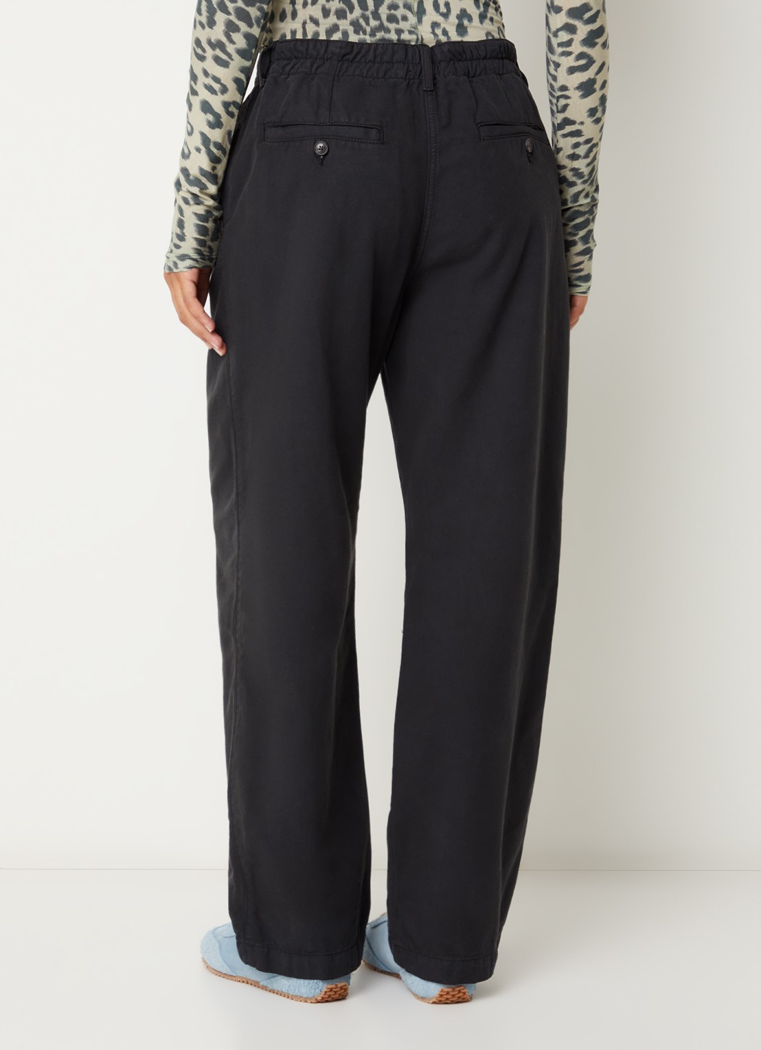 Bellerose Pace low waist tapered fit chino met steekzakken - achterkant 2 zwart