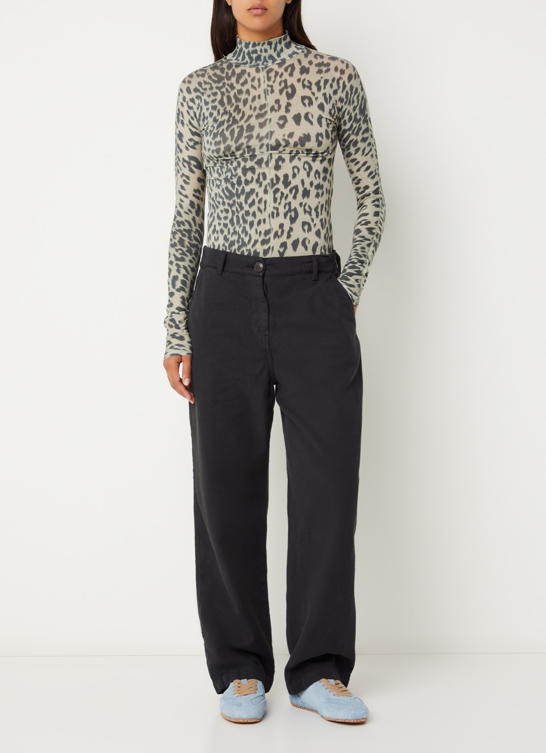 Bellerose Pace low waist tapered fit chino met steekzakken - voorkant 4 zwart