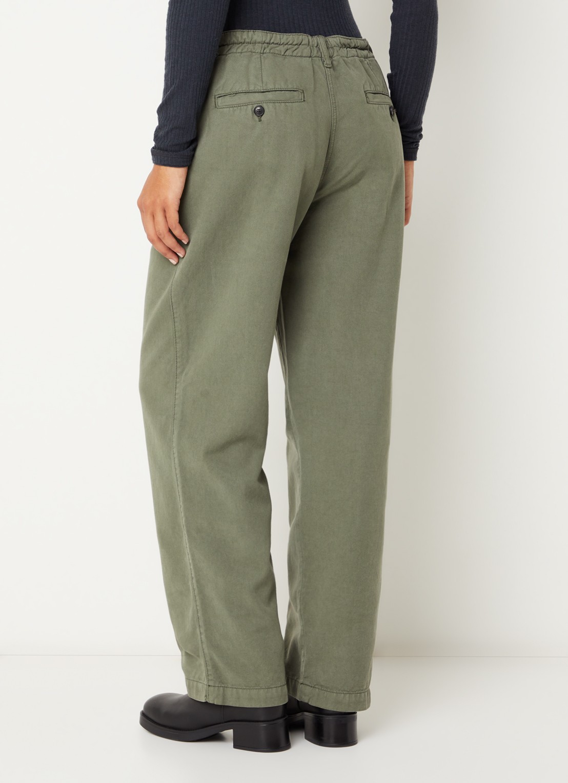 Bellerose Pace low waist tapered fit chino met steekzakken - achterkant mosgroen