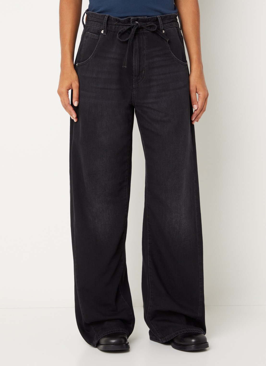 Bellerose Pearcy mid waist loose fit jeans met gekleurde wassing - detail 4 zwart