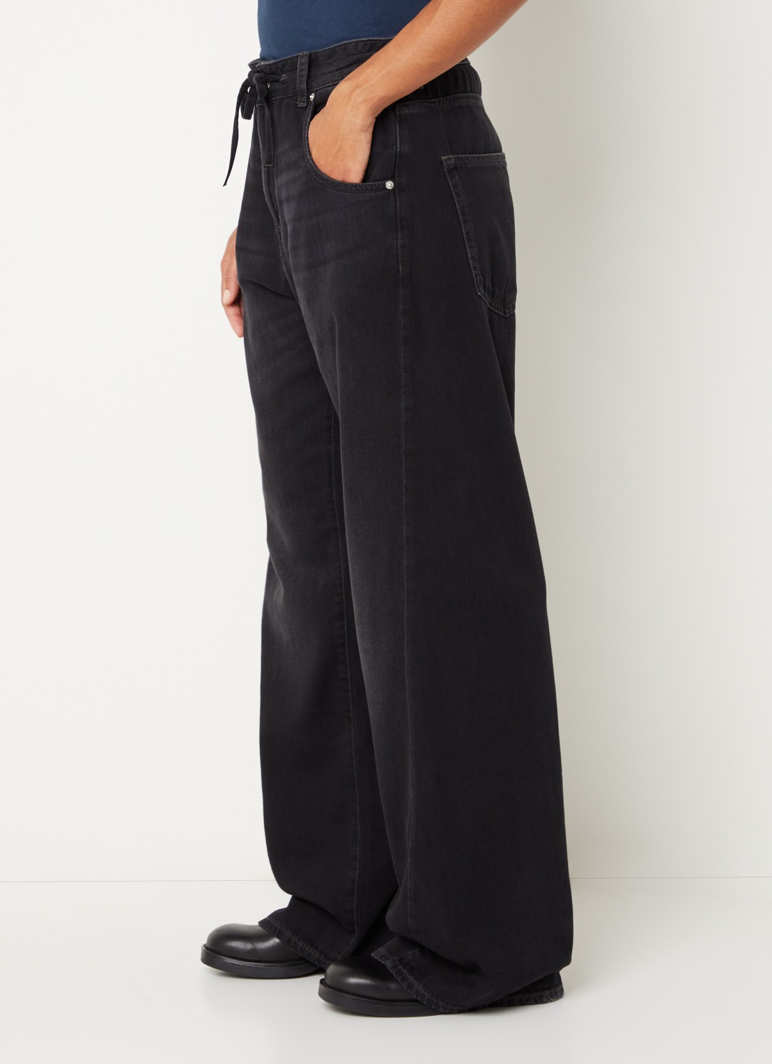 Bellerose Pearcy mid waist loose fit jeans met gekleurde wassing - detail 5 zwart