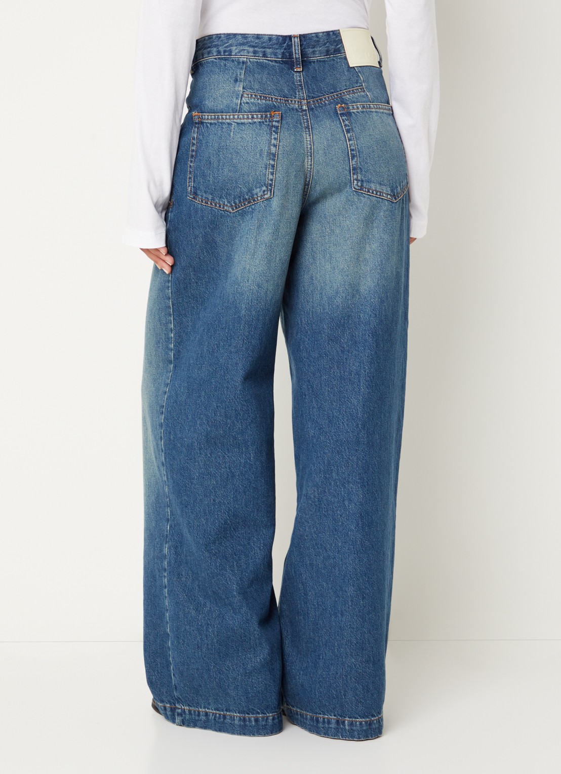 Bellerose Petula mid waist loose fit jeans met medium wassing en steekzakken - achterkant indigo