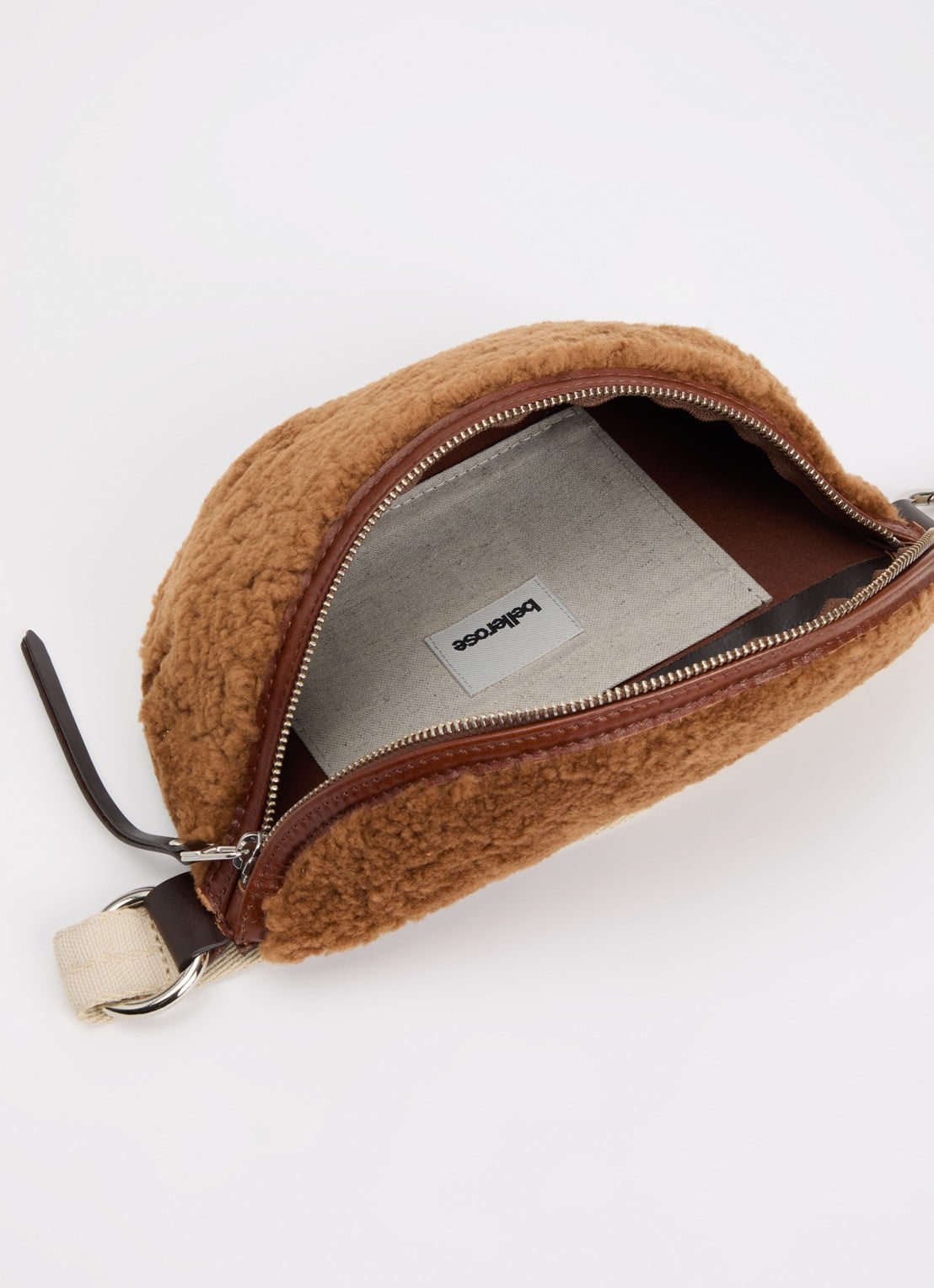 Bellerose Rosie crossbodytas met afneembare schouderriem - detail camel