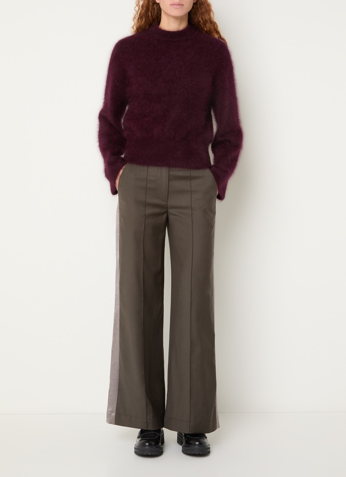 Bellerose Shine mid waist straight fit broek met steekzakken - voorkant 3 donkerbruin