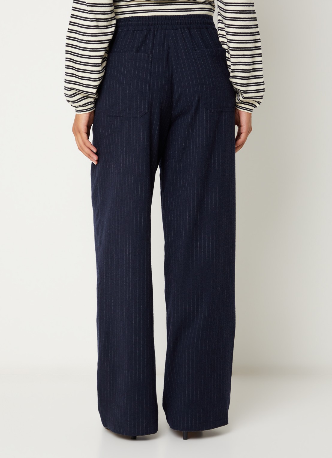 Bellerose Solene mid waist loose fit broek in wolblend met krijtstreep en steekzakken - achterkant donkerblauw