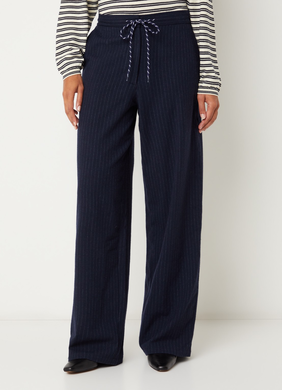 Bellerose Solene mid waist loose fit broek in wolblend met krijtstreep en steekzakken - detail 4 donkerblauw